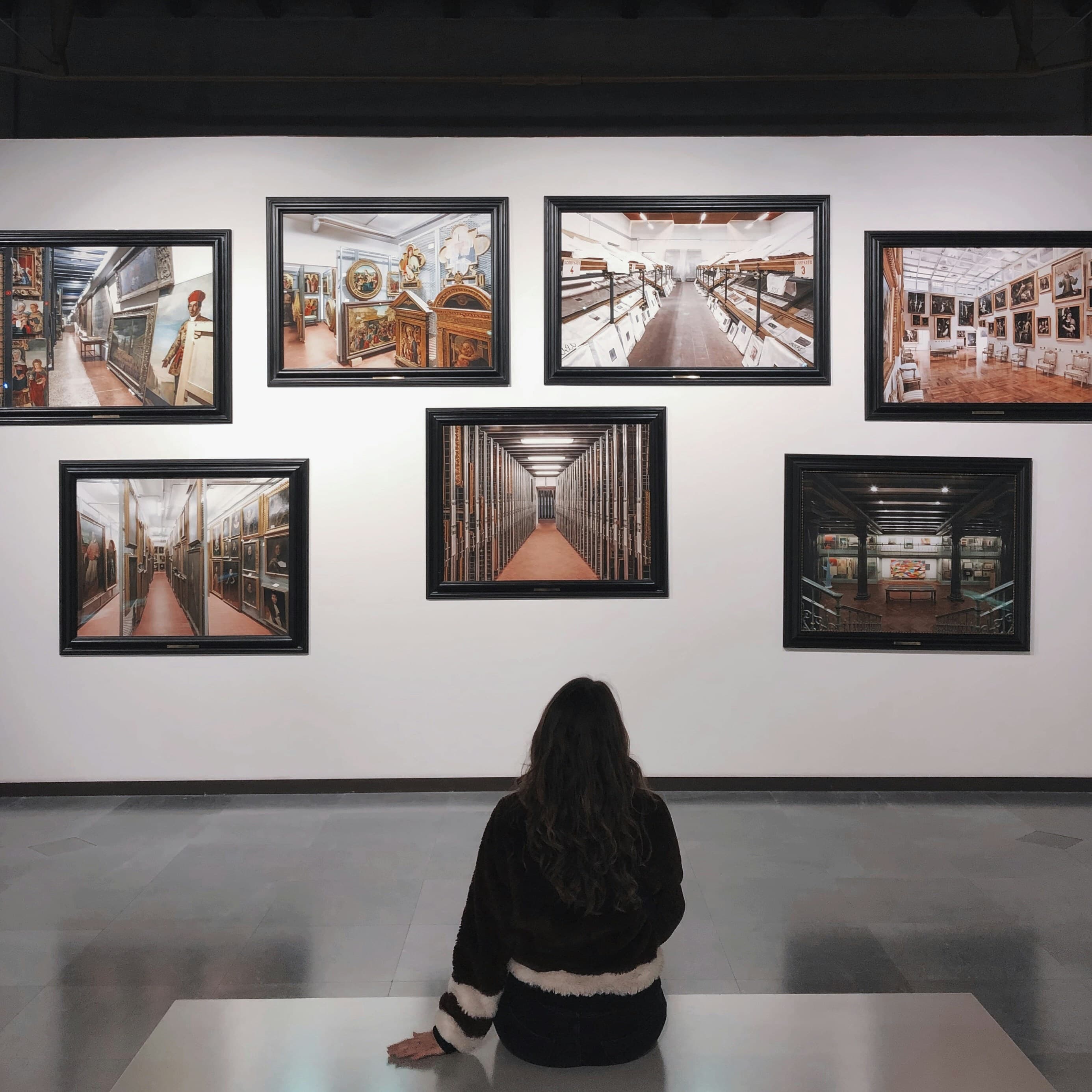 Femme assise devant un mur d'art digital